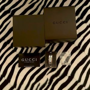Gucci 3900L watch with light blue face